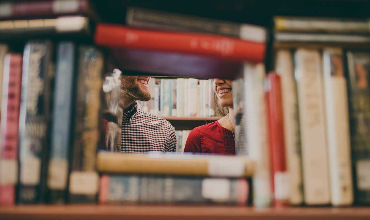 Paar in Bibliothek