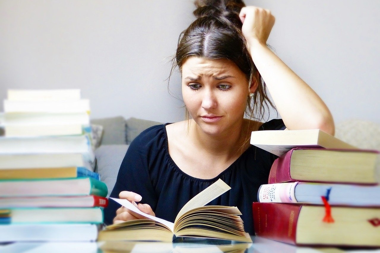Studieren und arbeiten: Eine Doppelbelastung kann oft zu Problemen führen.