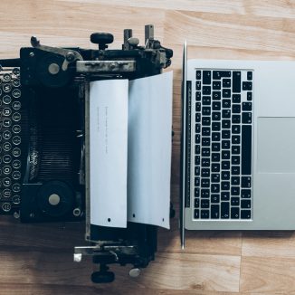 Schreibmaschine und Laptop nebeneinander