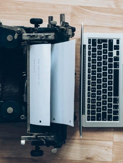 Schreibmaschine und Laptop nebeneinander