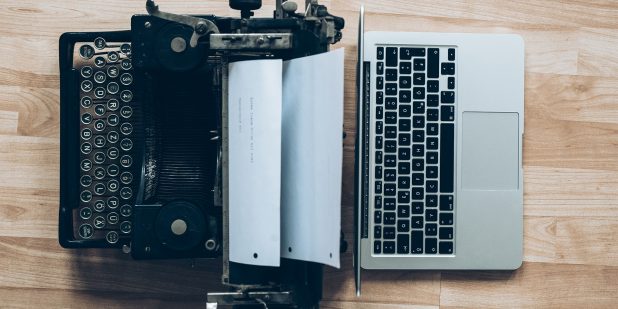 Schreibmaschine und Laptop nebeneinander