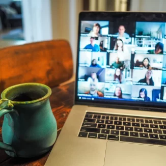 Tasse und Laptop auf Schreibtisch