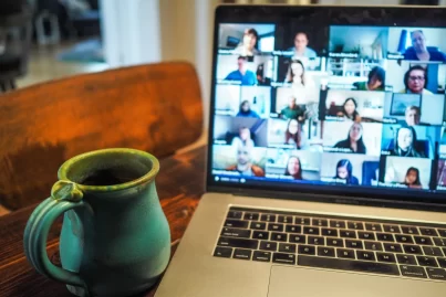 Tasse und Laptop auf Schreibtisch