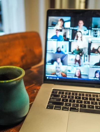 Tasse und Laptop auf Schreibtisch