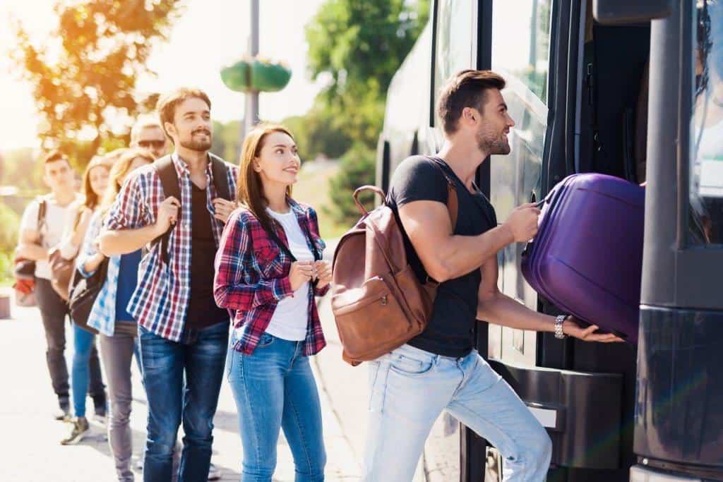 junge Student:innen steigen in den Bus ein