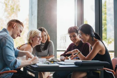 Student:innen lernen und lachen