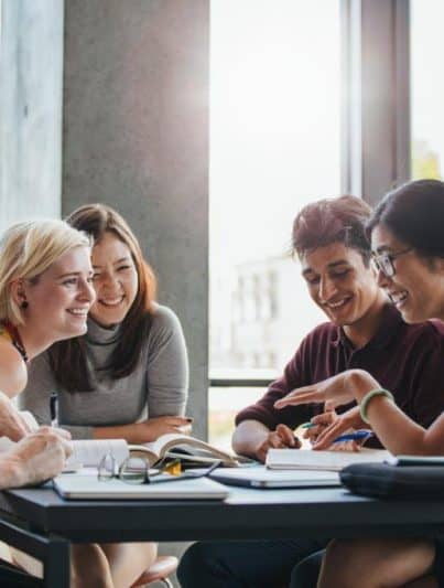 Student:innen lernen und lachen