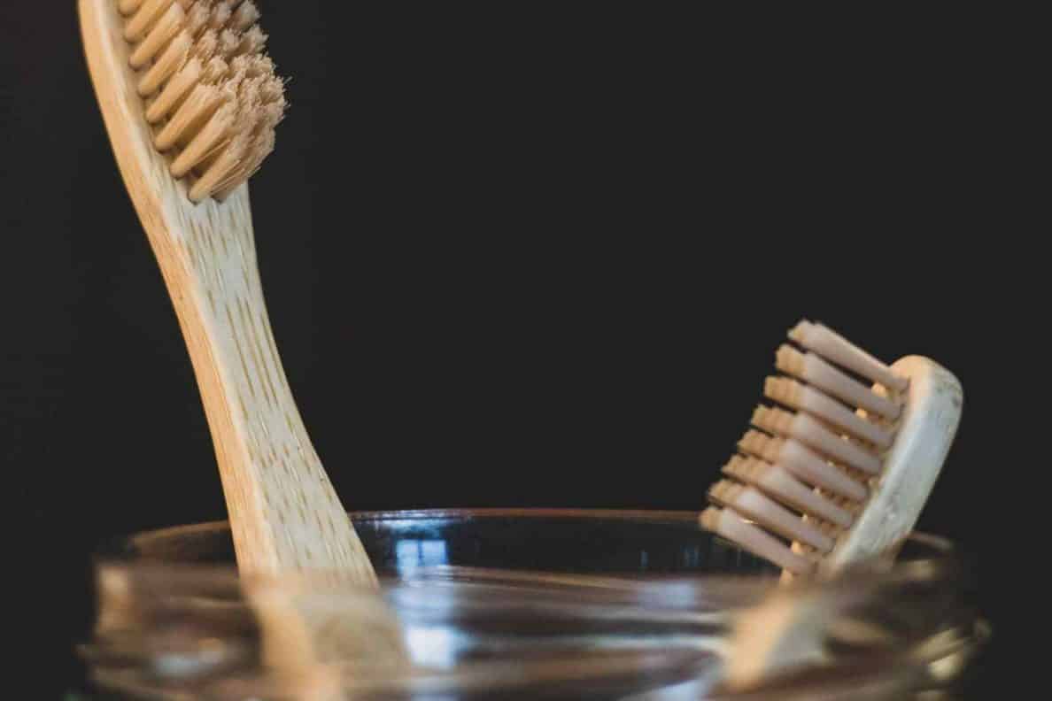 Zahnbürste aus Holz in einem Glas