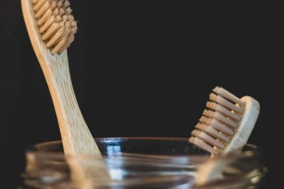 Zahnbürste aus Holz in einem Glas
