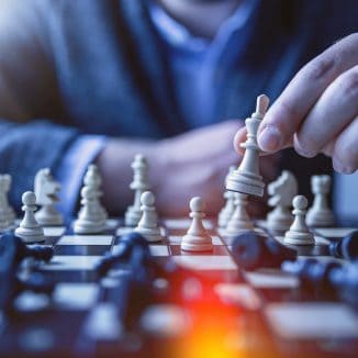 Person spielt Schach
