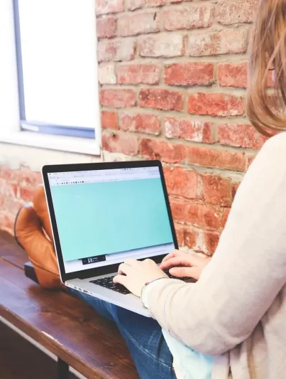 Frau mit Laptop