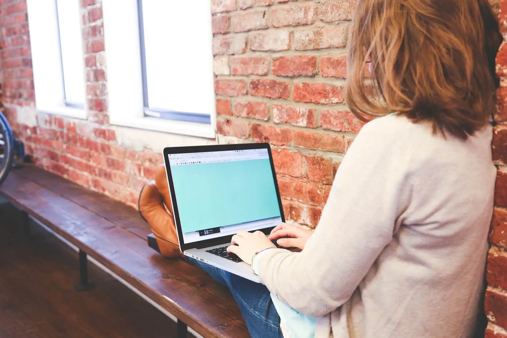 Frau mit Laptop