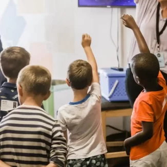 Kleinkinder im Klassenzimmer