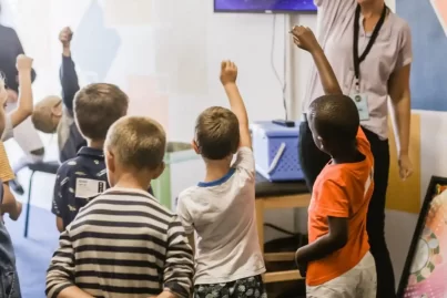 Kleinkinder im Klassenzimmer