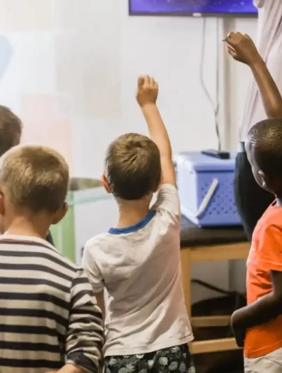 Kleinkinder im Klassenzimmer