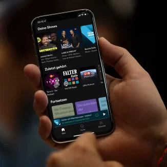 verschiedene Podcasts auf Smartphone