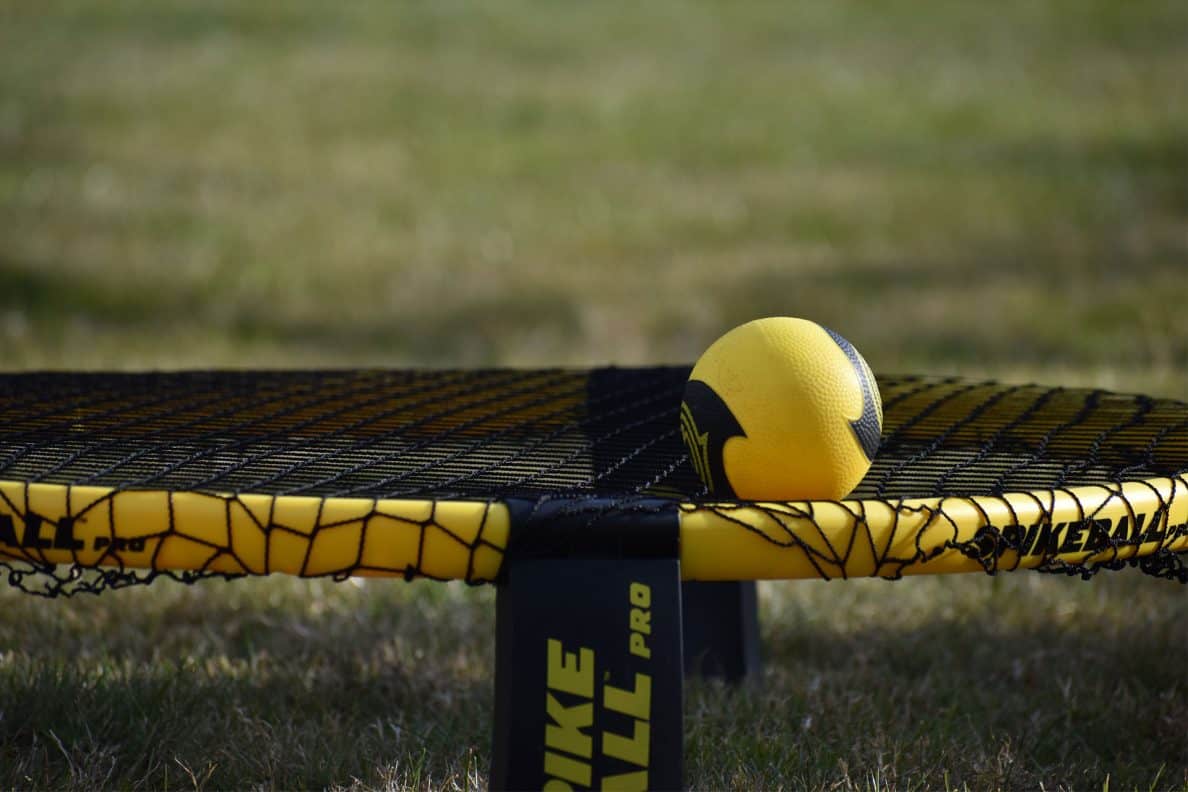 Spikeball Trampolin und ein Spielball