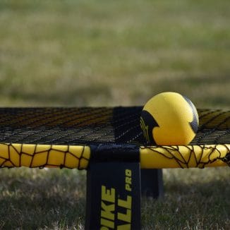 Spikeball Trampolin und ein Spielball