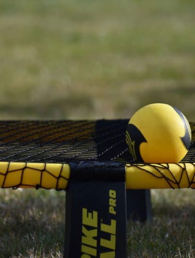 Spikeball Trampolin und ein Spielball