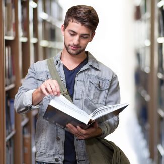 Student in der Bibliothek