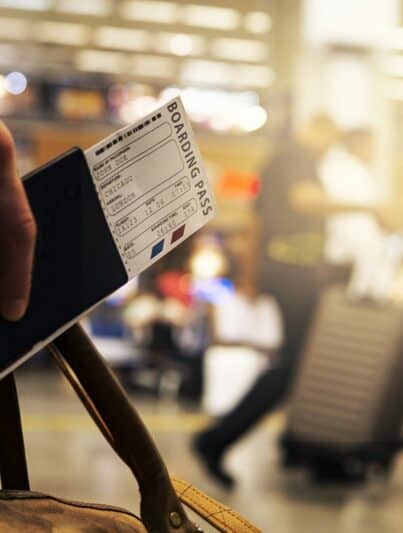 Ticket und Reisetasche in Abflughalle