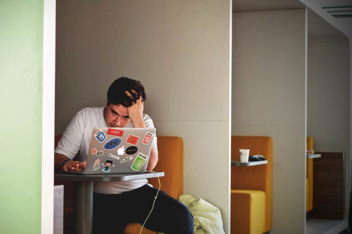 Gestresster Student mit Laptop