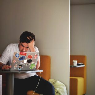 Gestresster Student mit Laptop