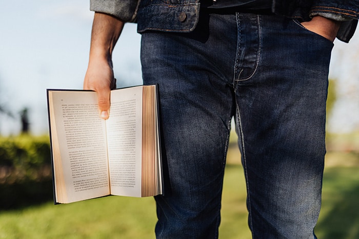 Mann hält ein Buch