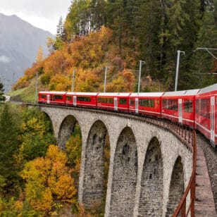 Schweizer Bahn im Herbst auf Brücke