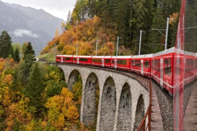 Schweizer Bahn im Herbst auf Brücke