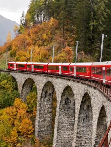 Schweizer Bahn im Herbst auf Brücke