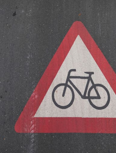 Achtung Radweg Zeichen auf einer Straße