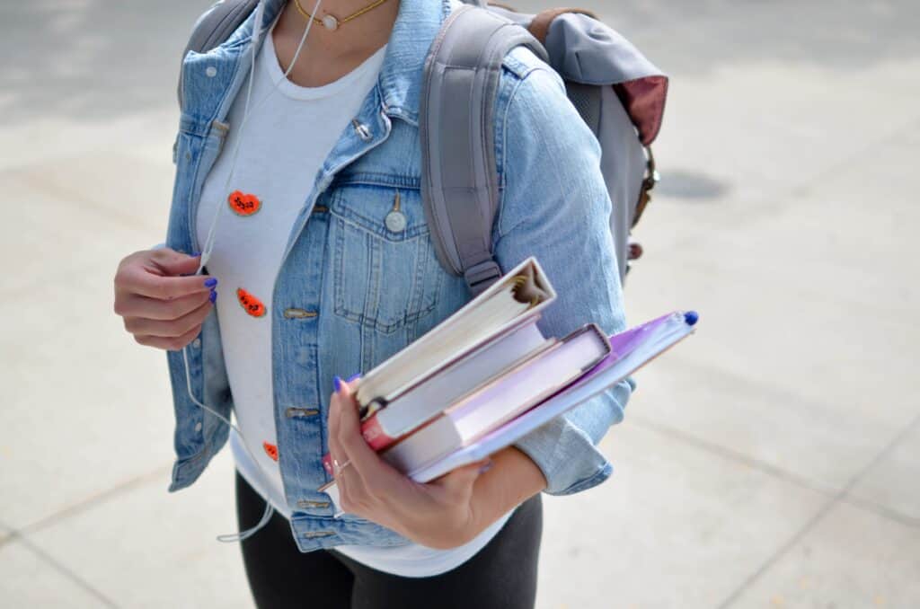 Studentin mit Büchern in der Hand