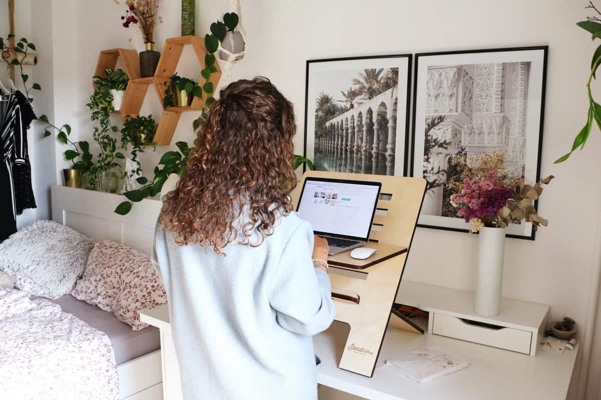 Future Work: Frau arbeitet im Schlafzimmer