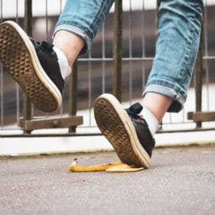 Person rutscht auf Bananenschale aus