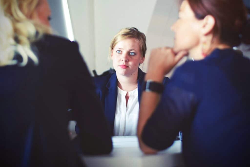 Junge Frauen im Gespräch - Tipps für Studierende