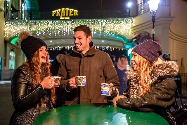 lachende Menschen auf einem Christkindlmarkt