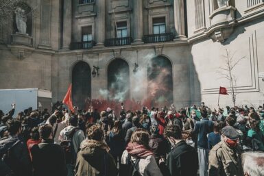 Menschen protestieren vor einer Universität