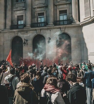 Menschen protestieren vor einer Universität