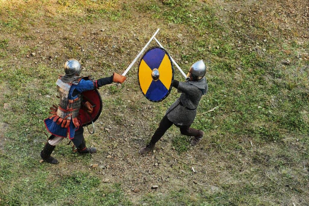 Zwei mittelalterliche Schwertkämpfer kämpfen gegeneinander