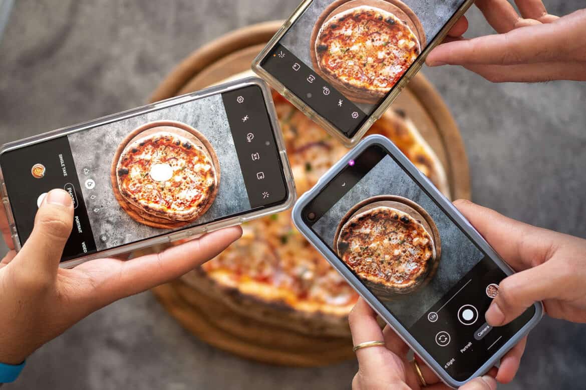 Generation Z fotografiert ihre Pizza