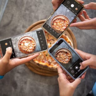 Generation Z fotografiert ihre Pizza