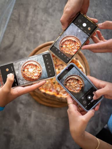 Generation Z fotografiert ihre Pizza