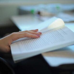 Frau liest Buch Zweitstudium Österreich