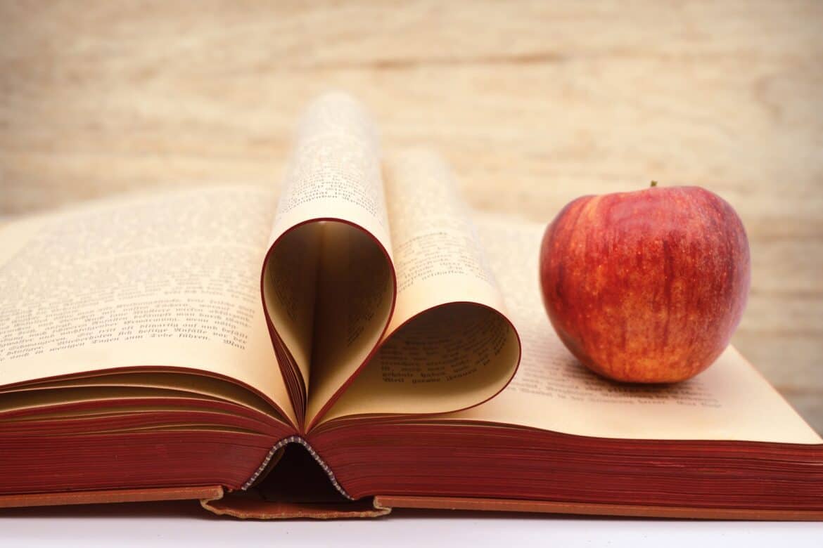 Buch und Apfel