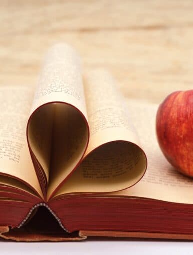 Buch und Apfel