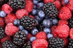 frische Früchte, Himbeeren, Heidelbeeren und Brombeeren enthalten viele Antioxidantien und sollten in einer gesunden Ernährung nicht fehlen 