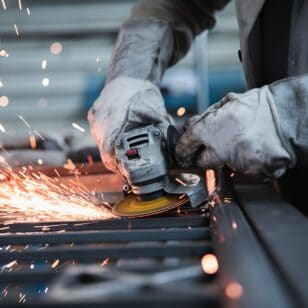 Schweißer:in bei der Arbeit