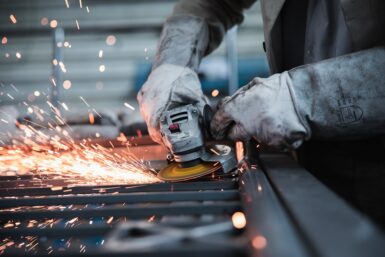 Schweißer:in bei der Arbeit