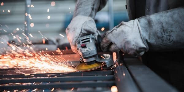 Schweißer:in bei der Arbeit